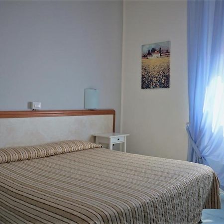Hotel Marta Forli Bagian luar foto