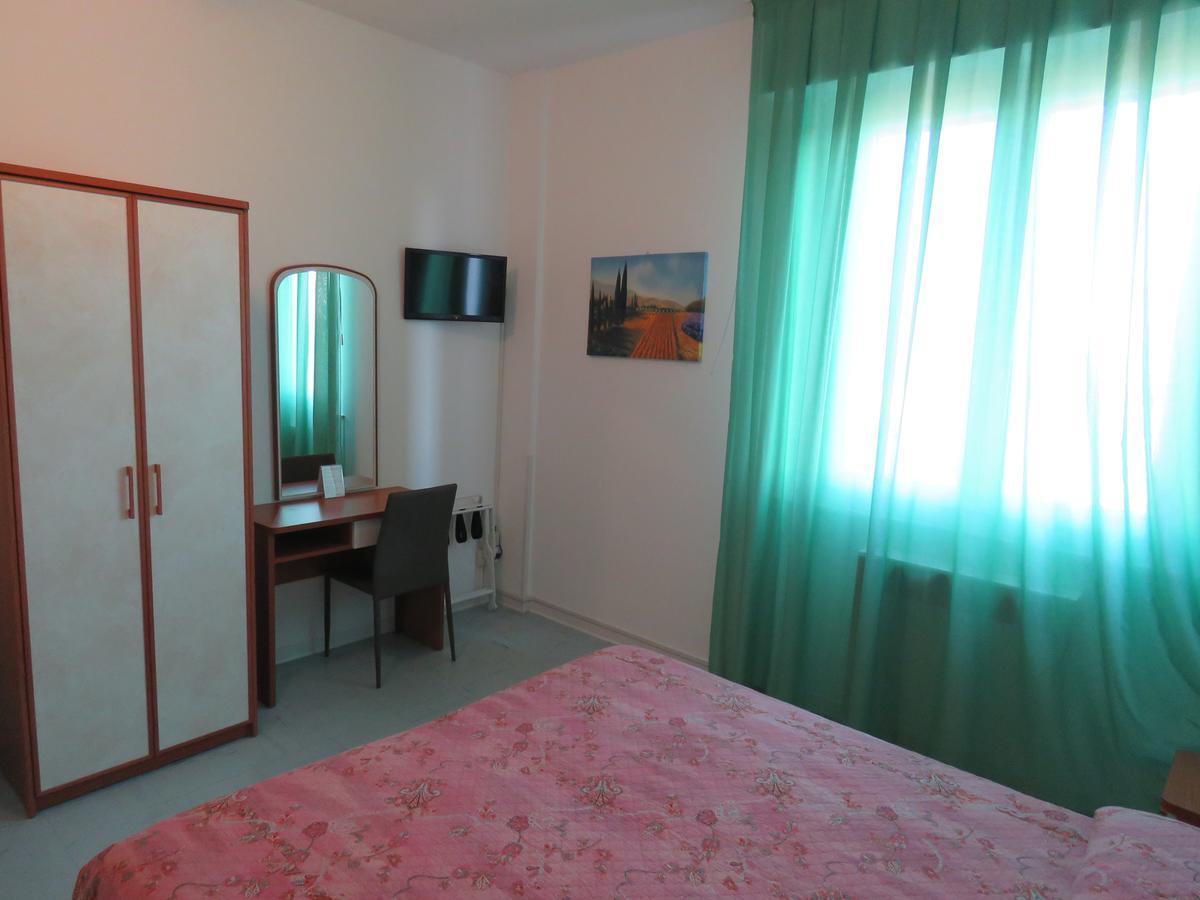 Hotel Marta Forli Bagian luar foto