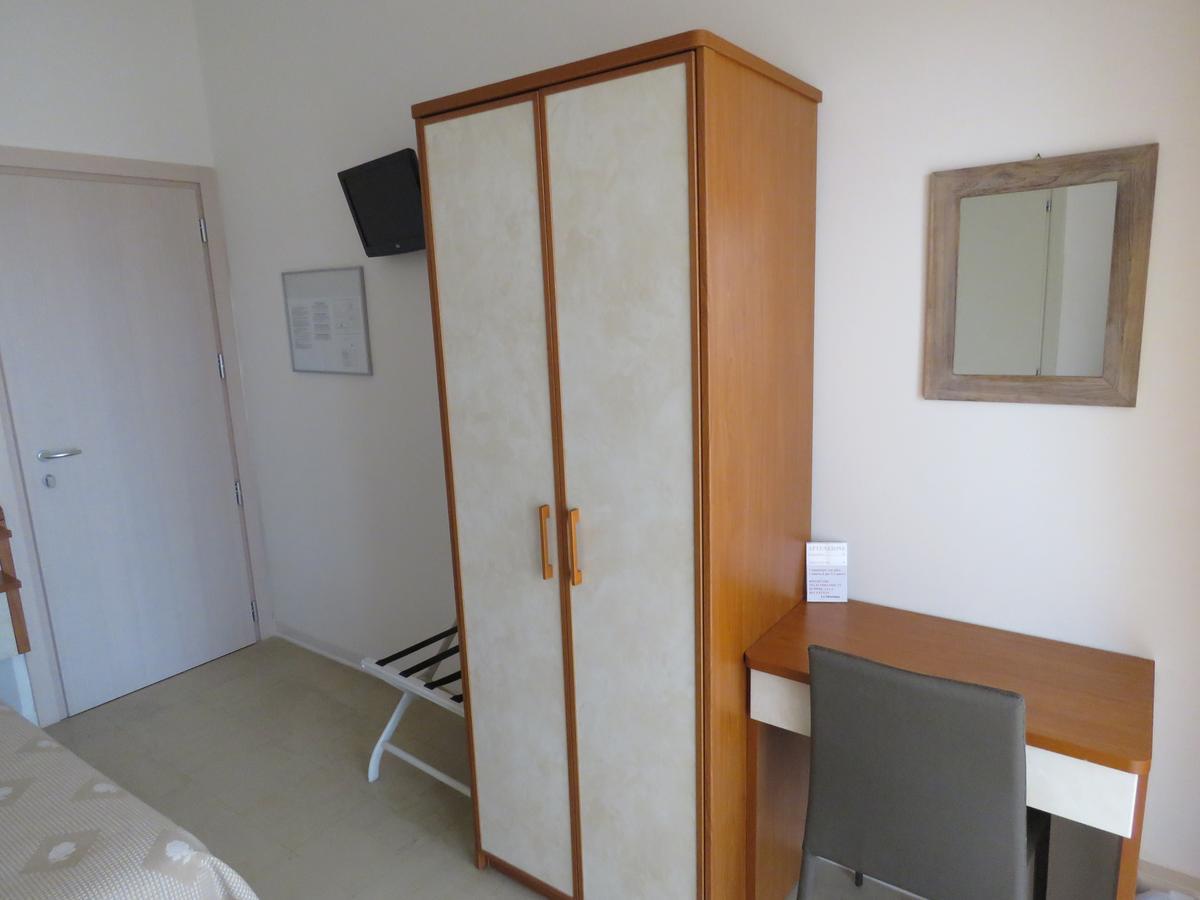 Hotel Marta Forli Bagian luar foto