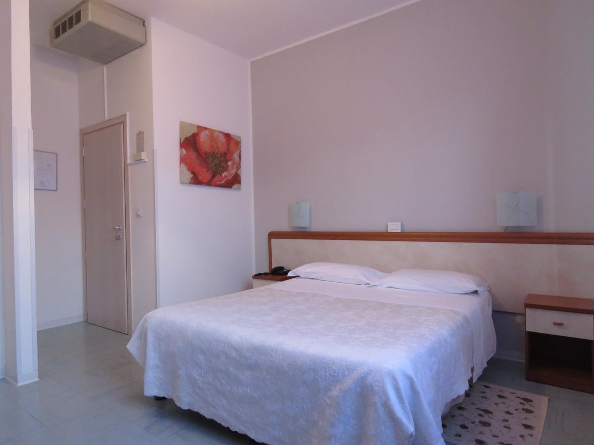 Hotel Marta Forli Bagian luar foto